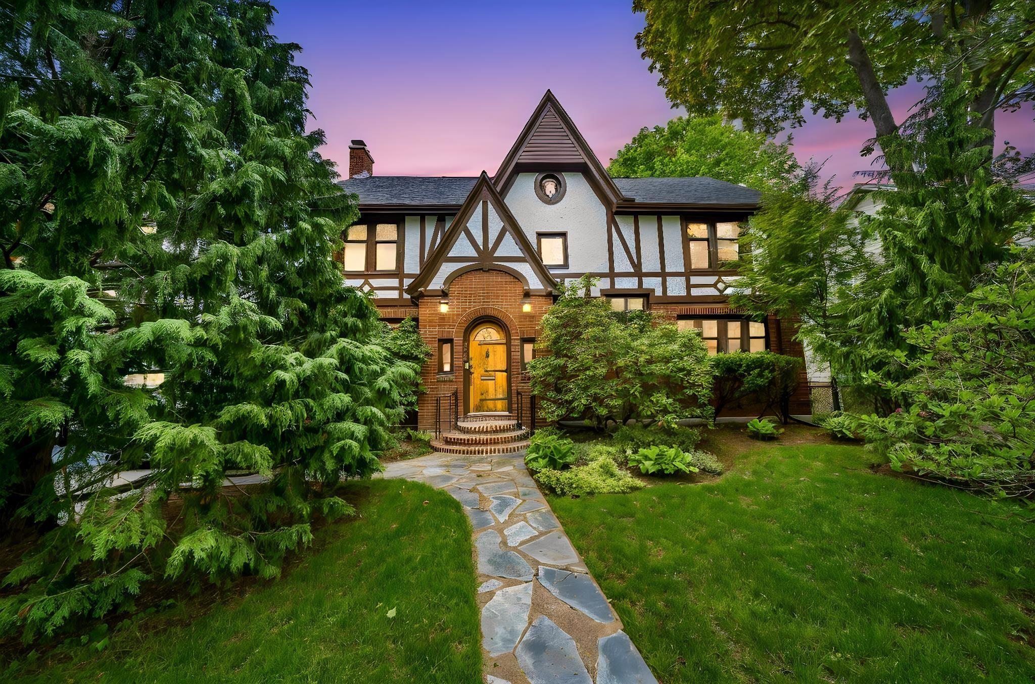 Thumbnail image for 1950 Connaught Avenue MLS<sup>®</sup> 202601573