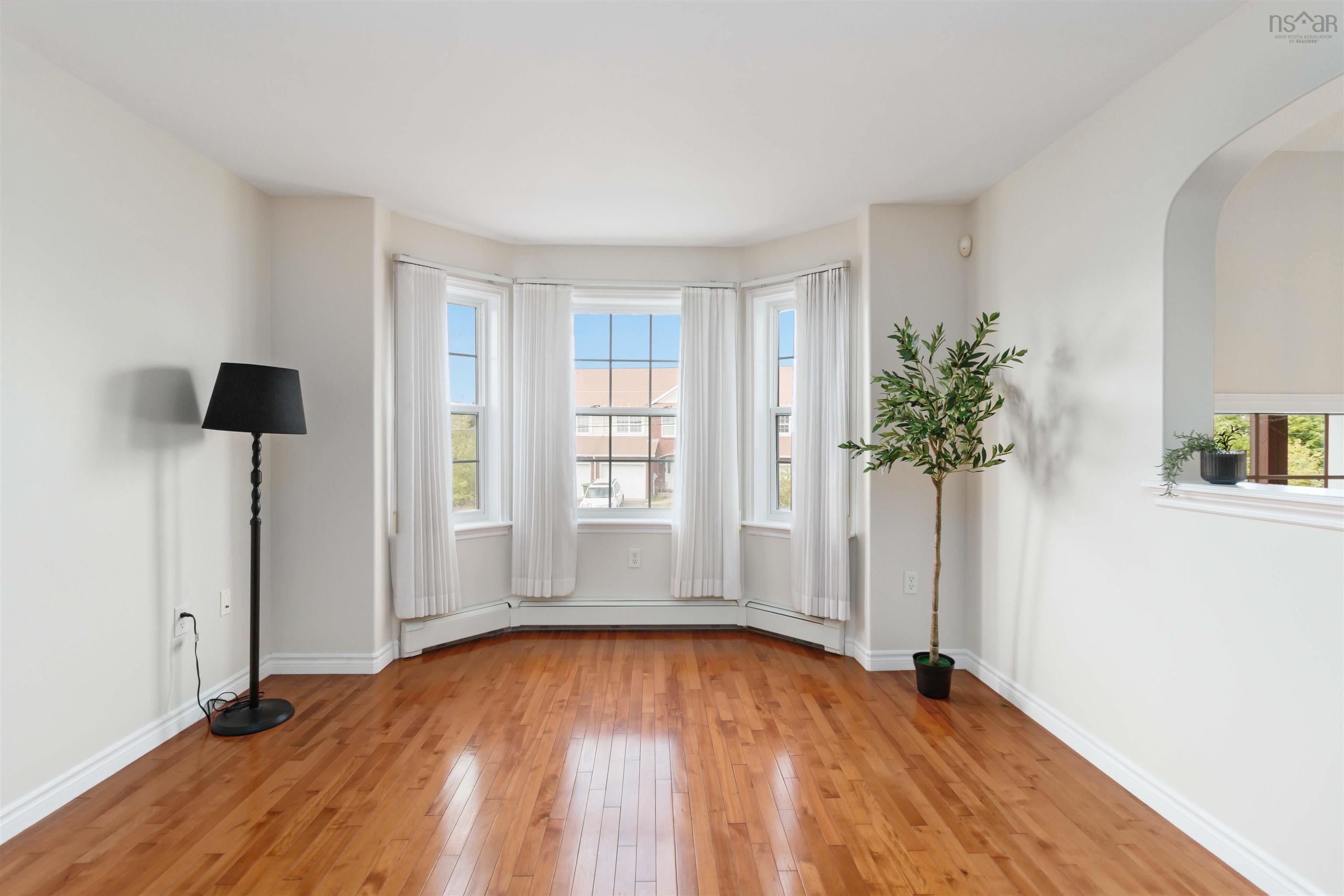Thumbnail image for 8 Surrey Way, Portland Hills MLS<sup>®</sup> 202521279