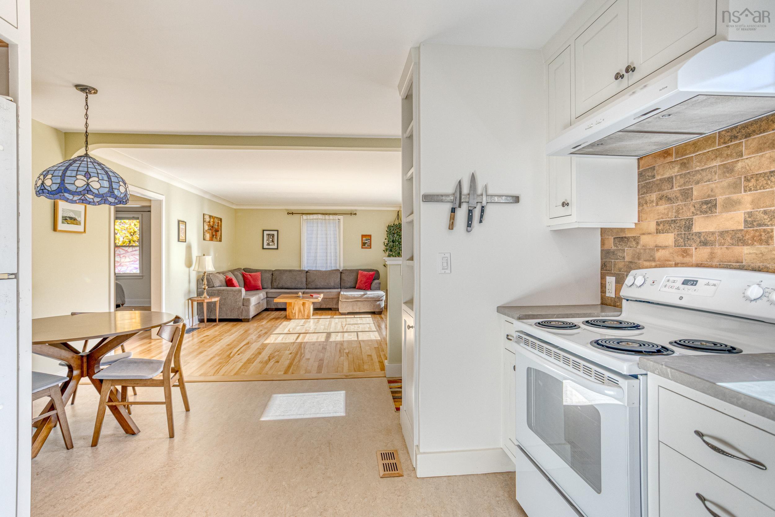 Thumbnail image for 21 Lawnwood Avenue MLS<sup>®</sup> 202526703