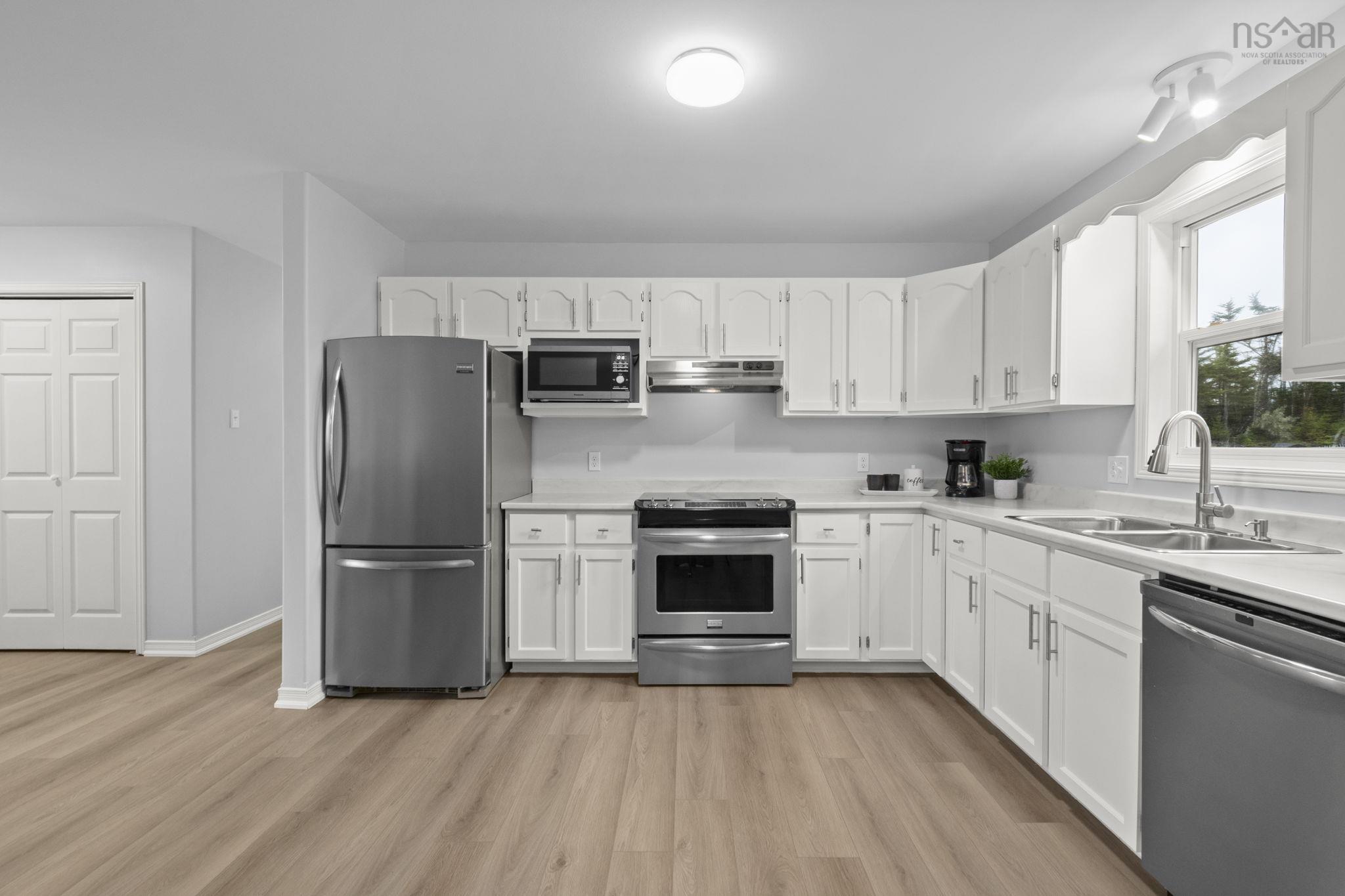 Thumbnail image for 531 Ostrea Lake Road MLS<sup>®</sup> 202528036